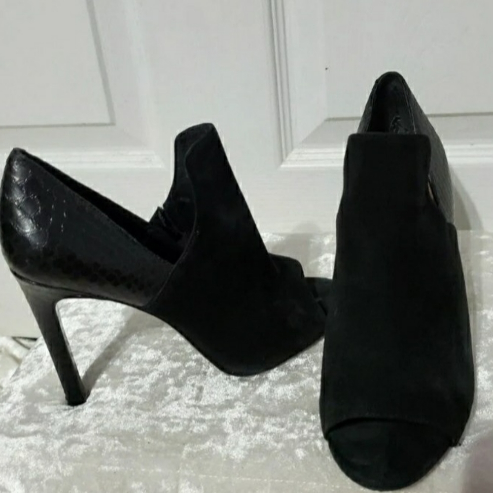 Vince Camuto - Picture 2 of 5